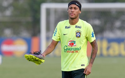 亿德电竞快讯-洛特伍本莫伊的传球很有想象力穿透防线